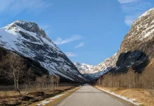 Les amendes pour excès de vitesse en Norvège sont-elles réellement chères ? Route montagnes norvège conduire