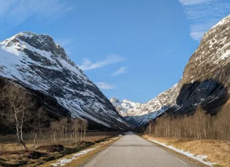 Les amendes pour excès de vitesse en Norvège sont-elles réellement chères ? Route montagnes norvège conduire