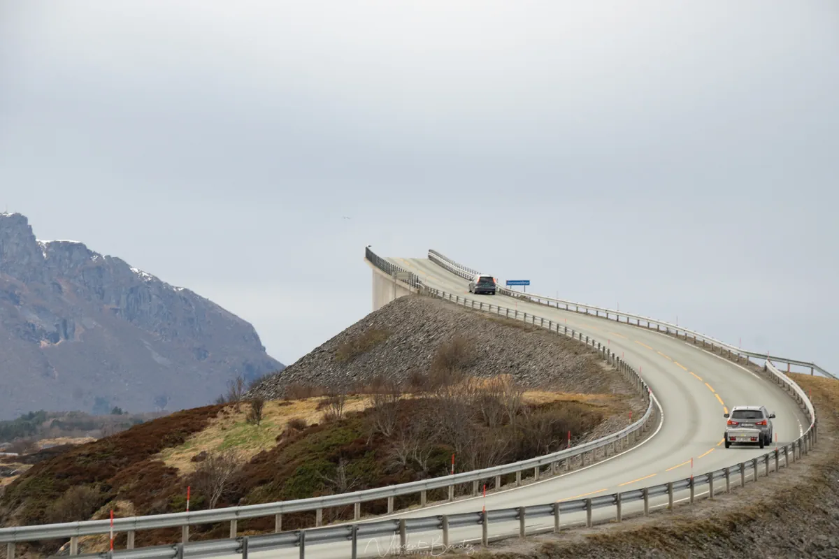 Voitures traversent Pont Route de l'atlantique Norvège Voitures traversent Pont Route de l'atlantique Norvège
