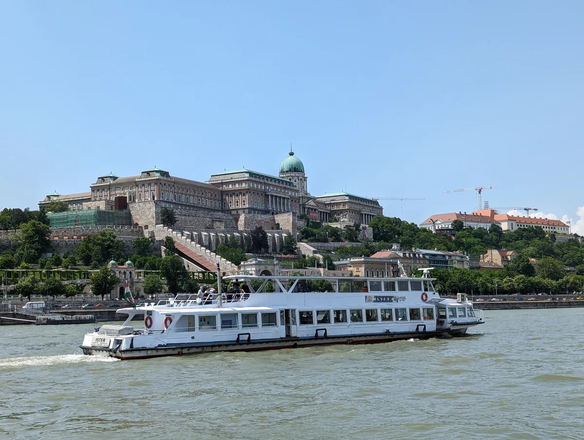 bateau croisière danube à budapest devant le palais budavar bateau croisière danube à budapest devant le palais budavar