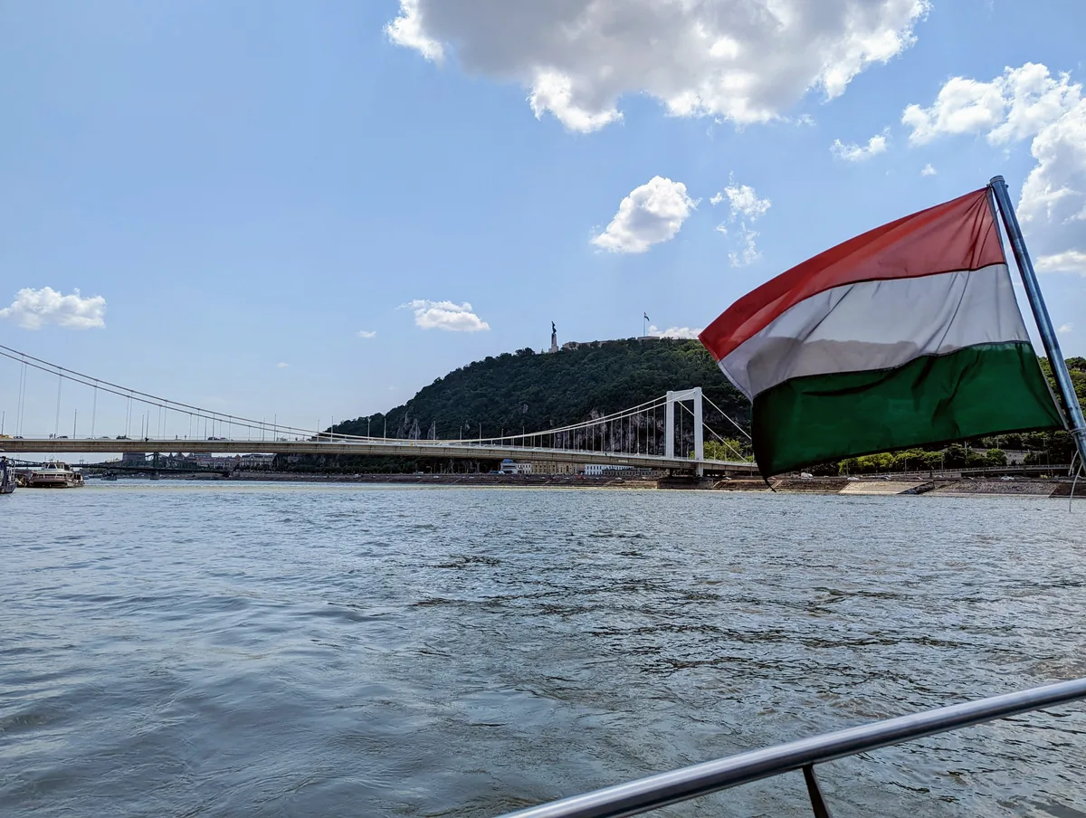 croisière budapest danube drapeau hongrois croisière budapest danube drapeau hongrois
