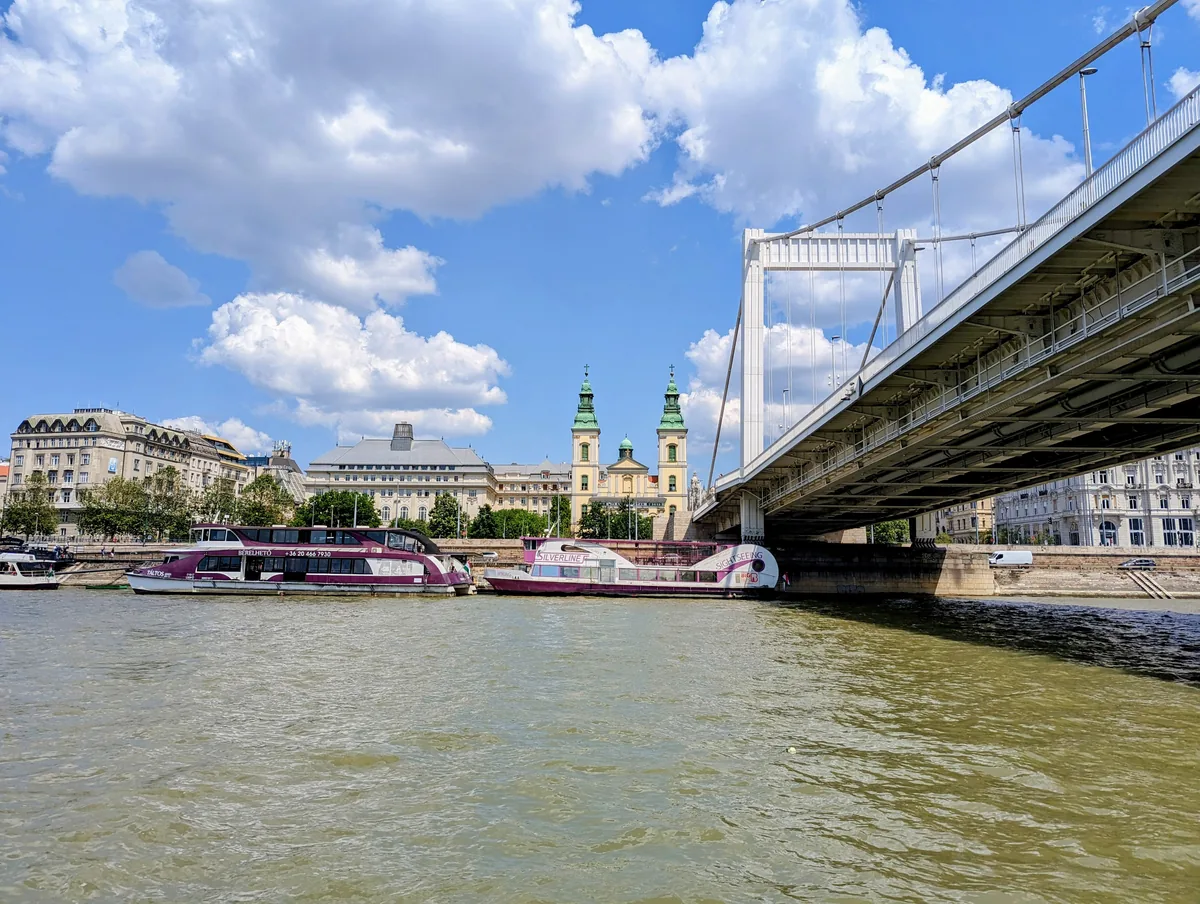 Croisière budapest danube pont elisabeth et eglise paroissiale Croisière budapest danube pont elisabeth et eglise paroissiale