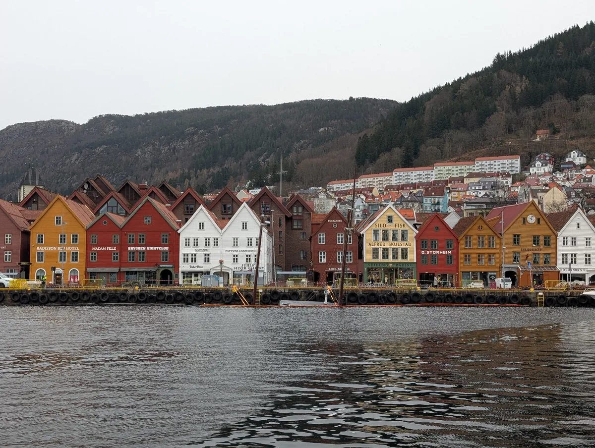 Bryggen de Bergen vu depuis le bateau de croisière Vue depuis le fjord sur le quai hanséatique coloré de Bryggen, classé UNESCO, au début de la croisière Mostraumen depuis Bergen.