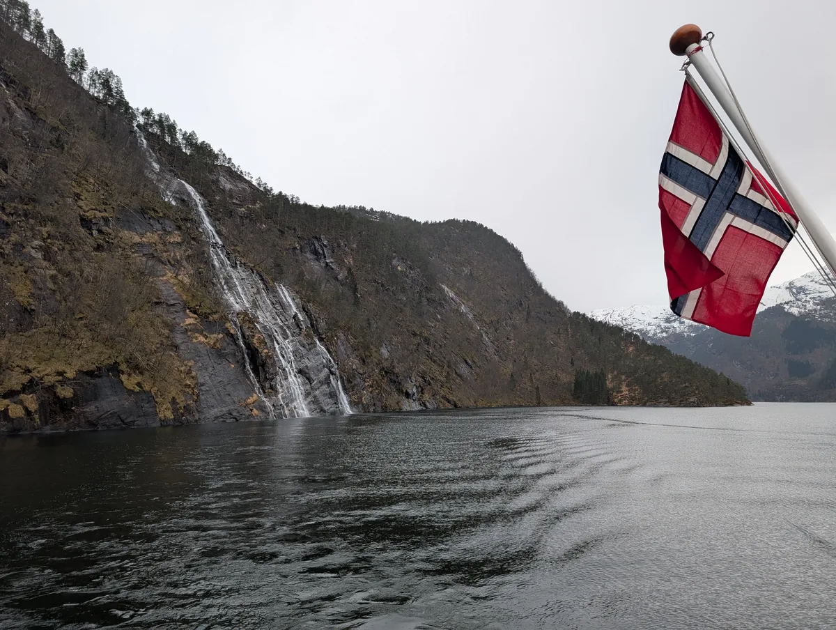 Croisière Osterfjord Bergen cascade Norvège Croisière Osterfjord Bergen cascade Norvège