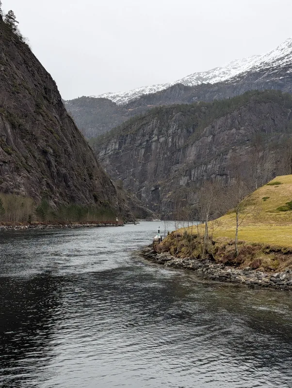 Fjord étroit entre falaises avant Mostraumen Goulet étroit du fjord encadré par des falaises rocheuses abruptes à l'approche du détroit de Mostraumen, en Norvège croisiere à Bergen
