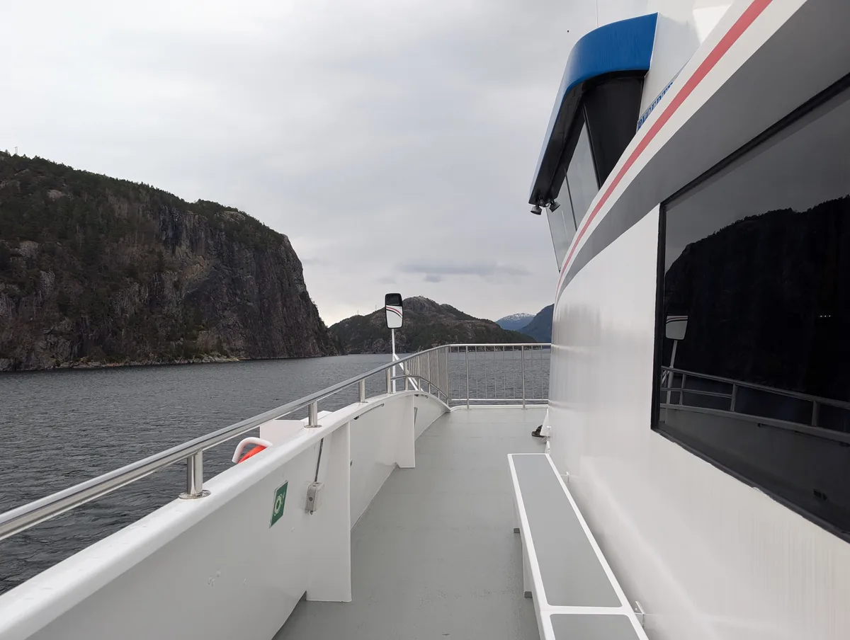 Pont supérieur du bateau dans l'Osterfjord Croisière Bergen Pont supérieur du bateau de la croisière Mostraumen avec vue sur les falaises escarpées de l'Osterfjord à mi-parcours, à Bergen
