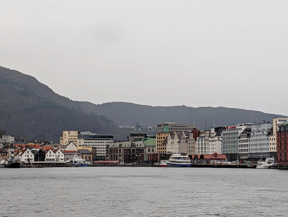 Port de Bergen vu depuis la mer en croisière Vue panoramique sur le port et le centre-ville de Bergen depuis le pont du bateau, juste après l'appareillage pour la croisière Mostraumen.