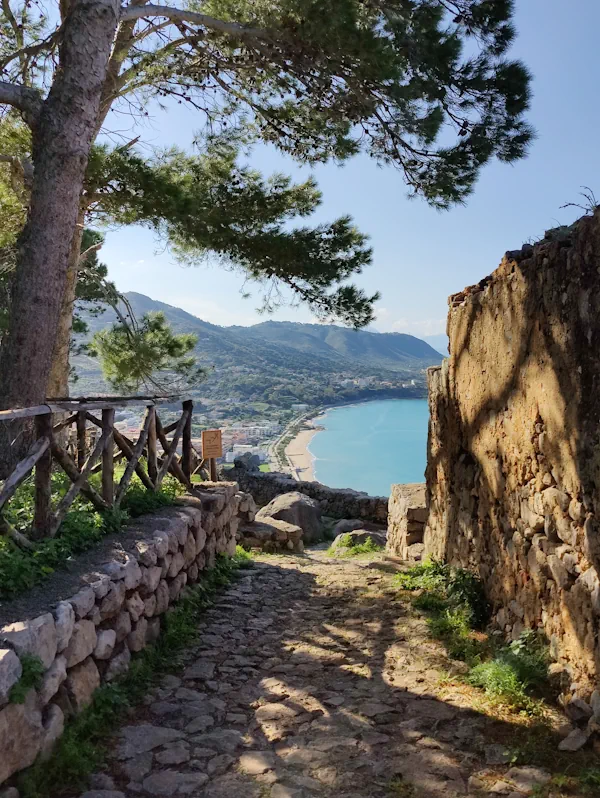 Vista del mar desde el paseo al castillo de Cefalù Vista del mar desde el paseo al castillo de Cefalù