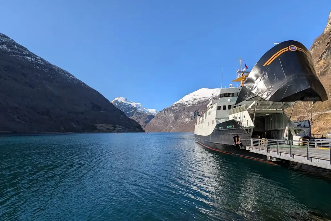 prendre le ferry geiranger hellesylt fjord1 fjordtours