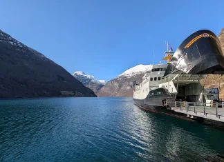 Prendre le ferry entre Geiranger et Hellesylt – horaires, prix et conseils prendre le ferry geiranger hellesylt fjord1 fjordtours