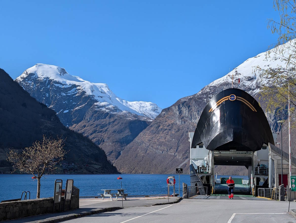 embarquer ferry geiranger hellesylt croisière norvege fjord