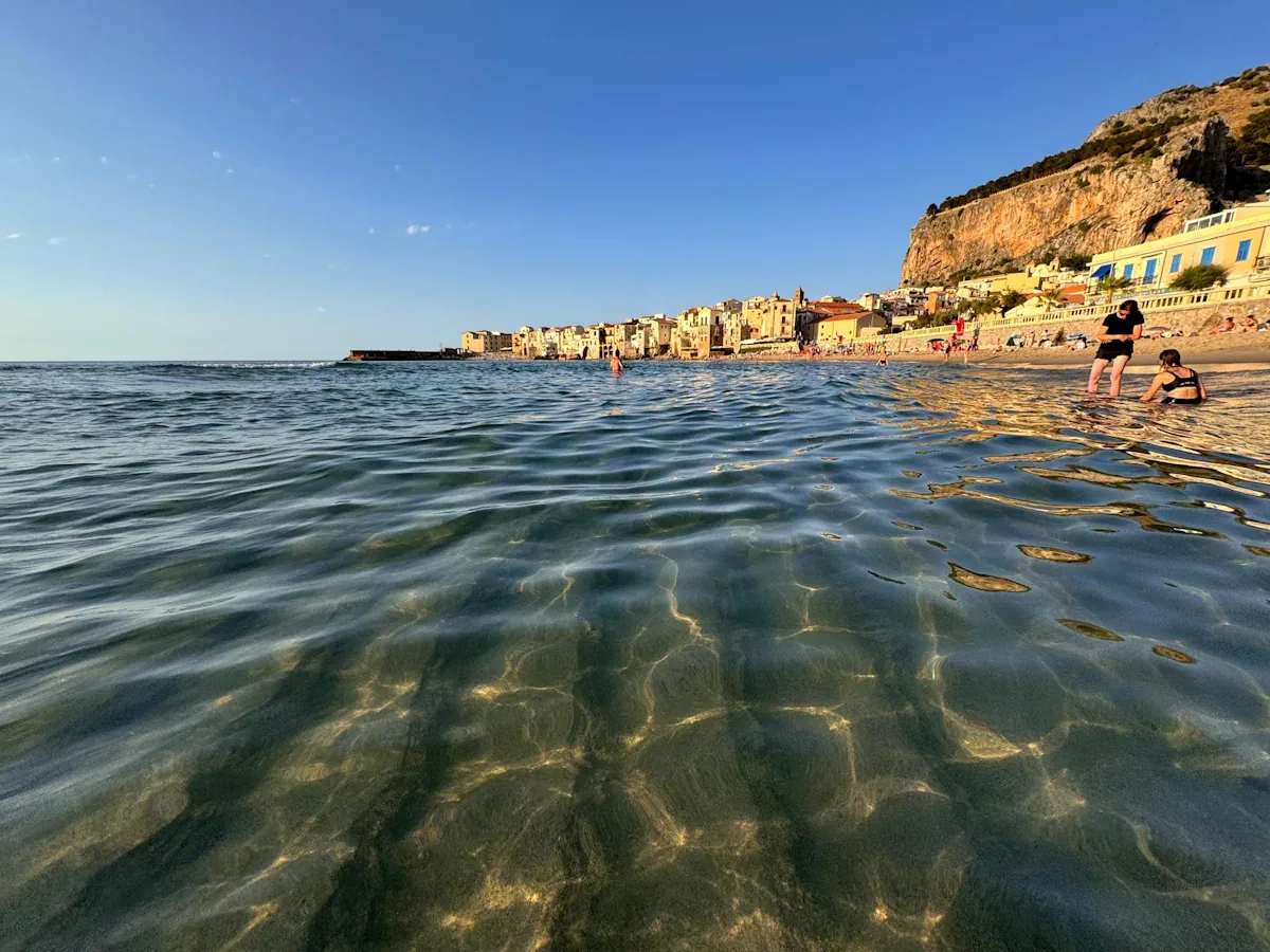 La playa más bonita de Cefalù Sicilia con agua transparente en primavera La playa más bonita de Cefalù Sicilia con agua transparente en primavera