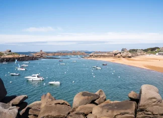 10 logements à ne pas manquer sur la côte de Granit Rose (Perros Guirec, Ploumanach, Trégastel…) Dormir Côte granit rose hotel plage bretagne