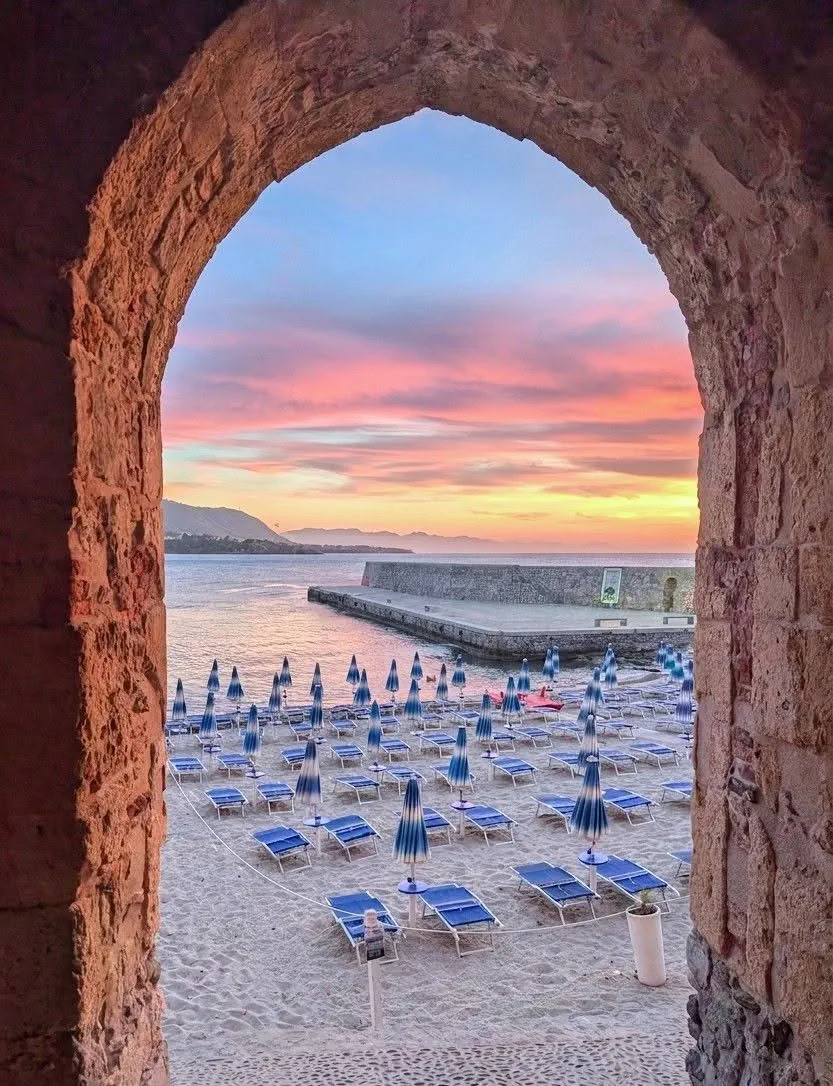 Puesta de sol en la playa de Cefalù Porto Vecchio Puesta de sol en la playa de Cefalù Porto Vecchio