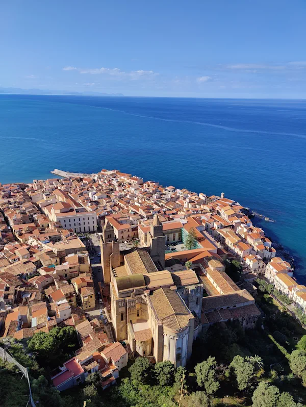 Vista del Duomo de Cefalù desde la ruta del castillo Vista del Duomo de Cefalù desde la ruta del castillo