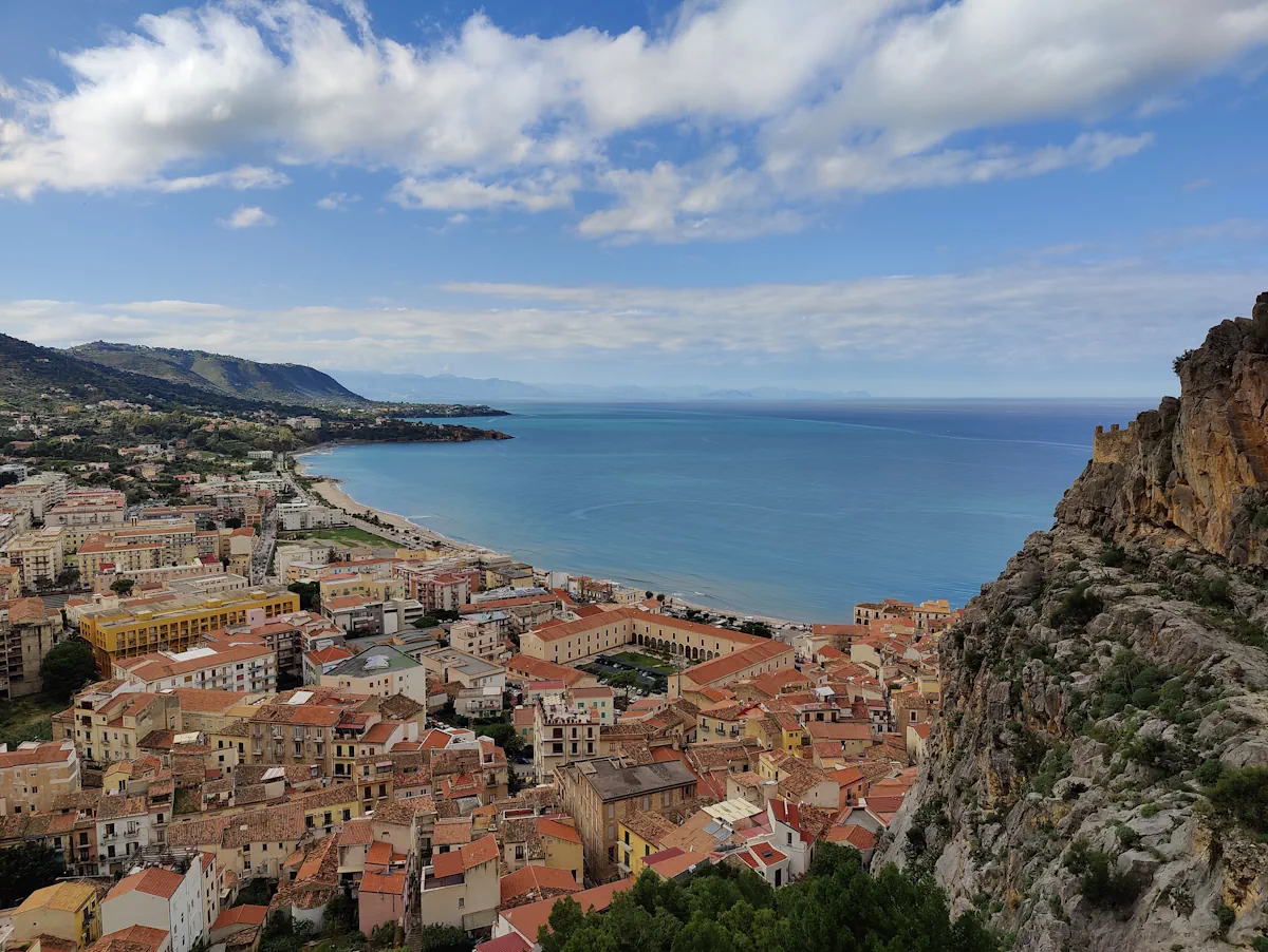 Vista de Cefalù desde la ruta del castillo Vista de Cefalù desde la ruta del castillo