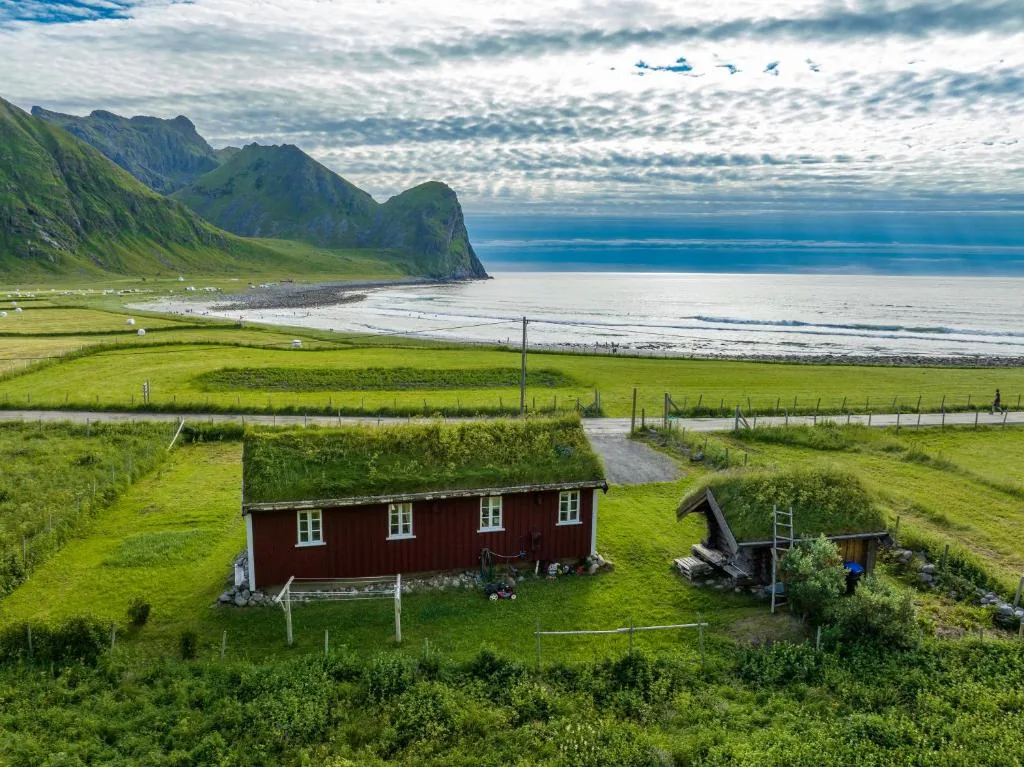 Unstad cabin with seaview — red beach cabin Lofoten