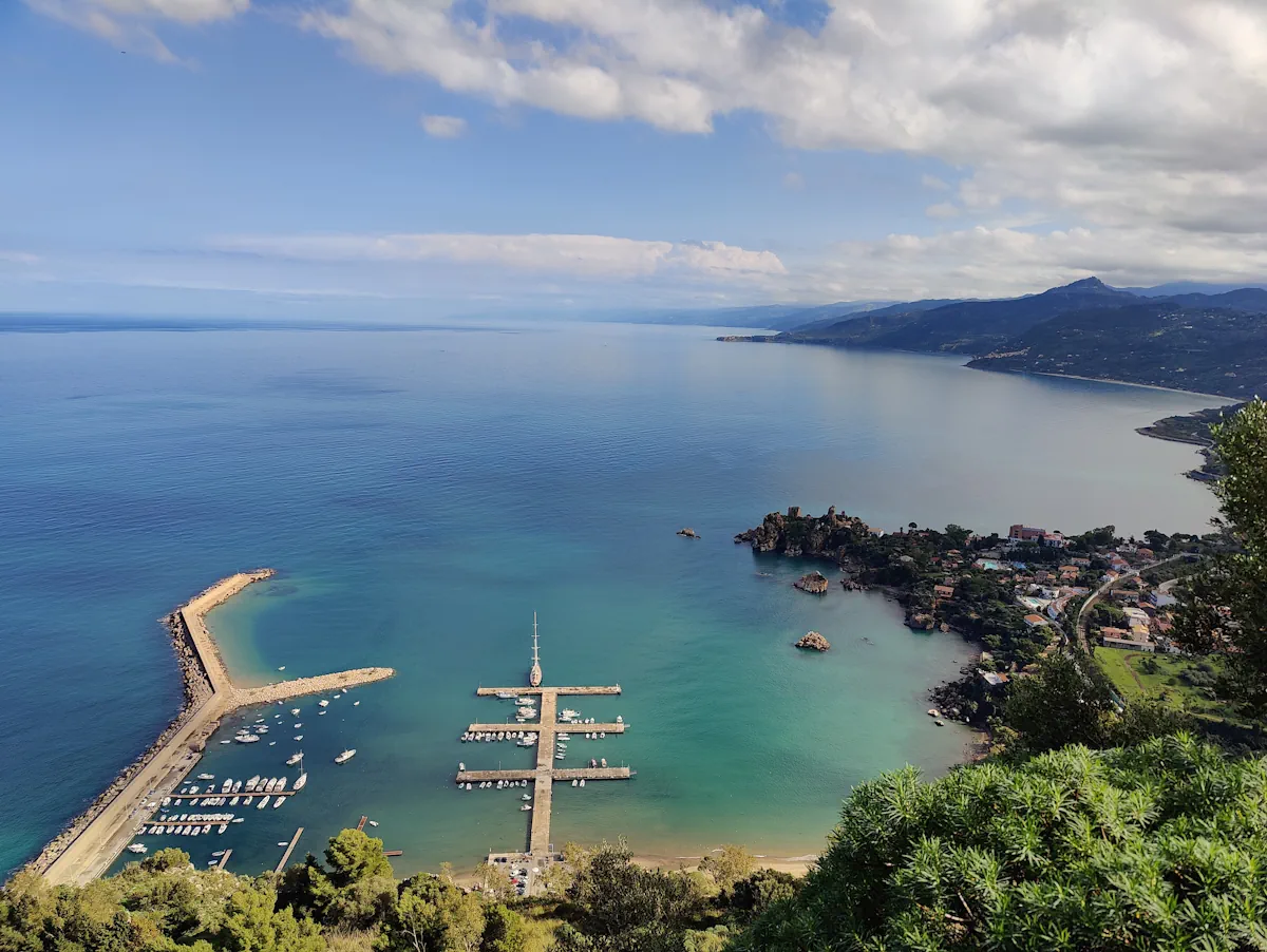 Vista del puerto de Cefalù desde el paseo al castillo Vista del puerto de Cefalù desde el paseo al castillo