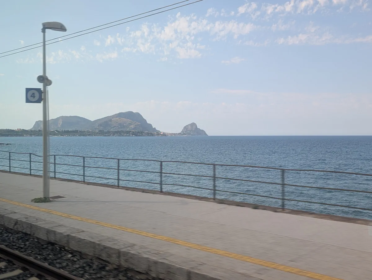 Vue trajet train Palerme Cefalu Sicile Vue trajet train Palerme Cefalu Sicile