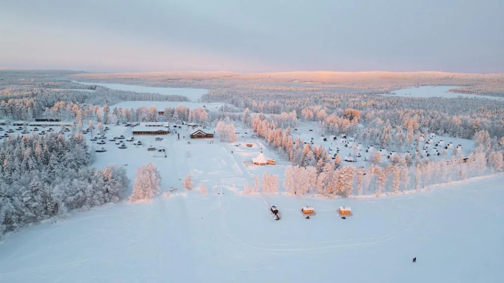 Cabine Aurora de l'Apukka Resort dans la neige au bord du lac Apukka à Rovaniemi, Laponie finlandaise