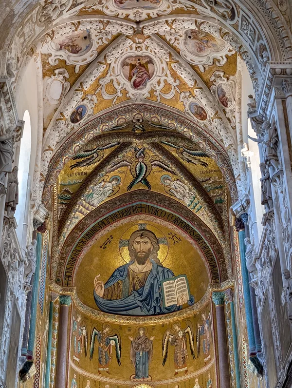 Primer plano del famoso mosaico bizantino del Cristo Pantocrátor en la catedral de Cefalù Primer plano del famoso mosaico bizantino del Cristo Pantocrátor en la catedral de Cefalù