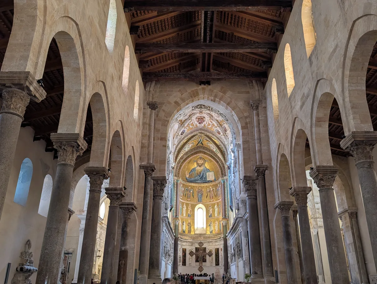 Vista de la nave de la catedral normanda de Cefalù con mosaicos bizantinos Vista de la nave de la catedral normanda de Cefalù con mosaicos bizantinos