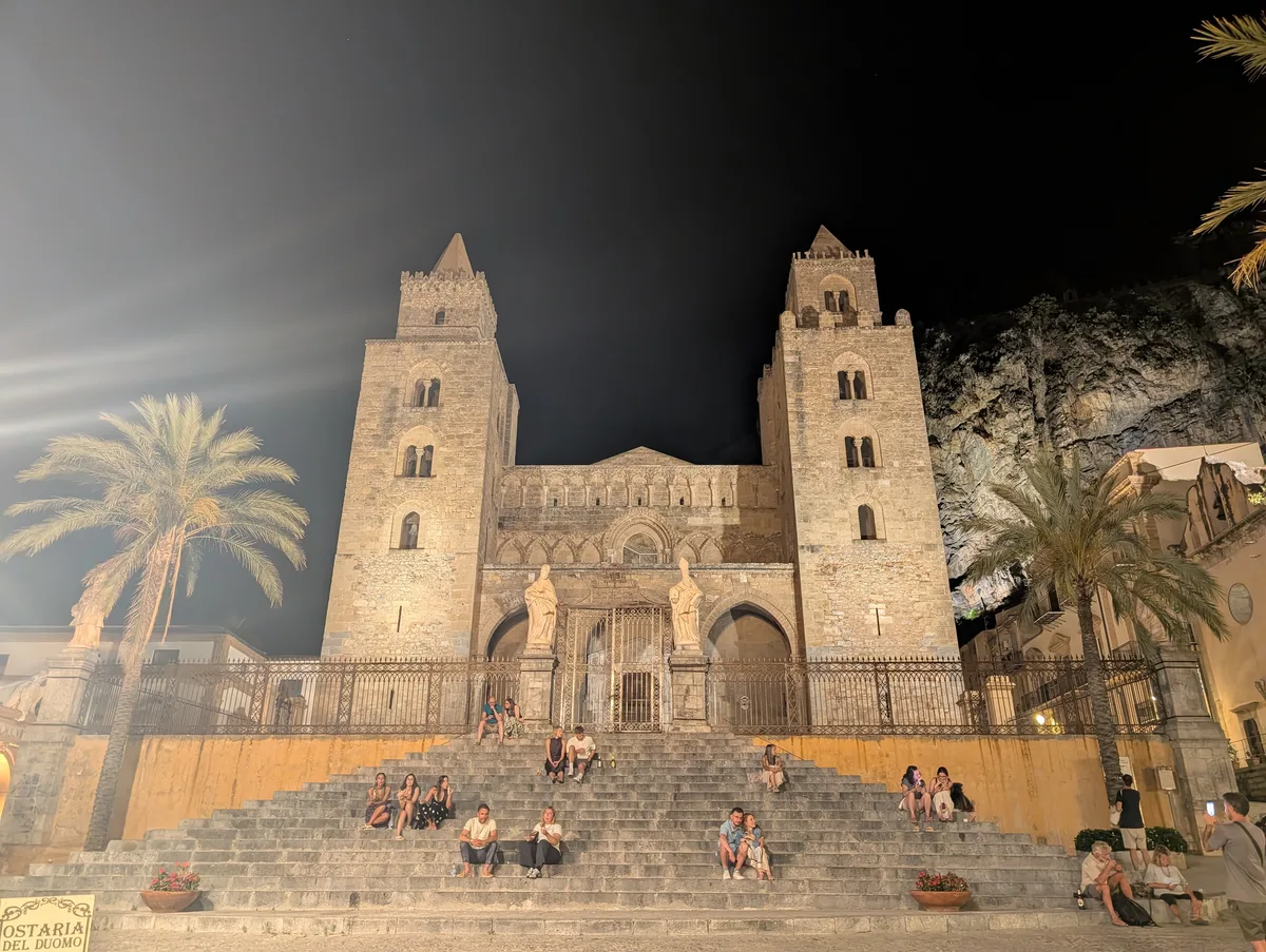 La catedral normanda de Cefalù iluminada por la noche con sus torres gemelas La catedral normanda de Cefalù iluminada por la noche con sus torres gemelas