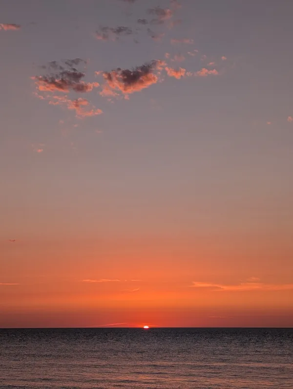 Puesta de sol en el horizonte del mar de Sicilia desde Cefalù Puesta de sol en el horizonte del mar de Sicilia desde Cefalù