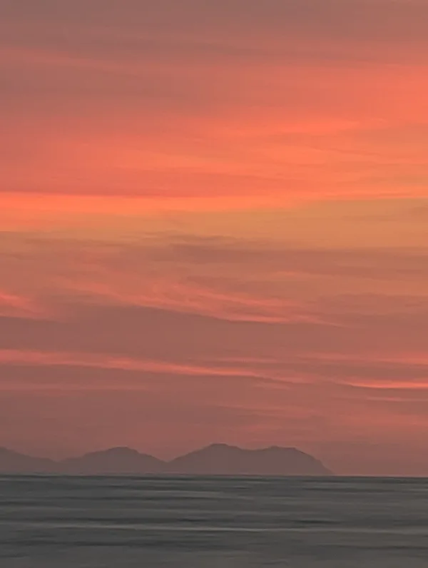 Cielo rojo y naranja en larga exposición al atardecer desde Cefalù Cielo rojo y naranja en larga exposición al atardecer desde Cefalù