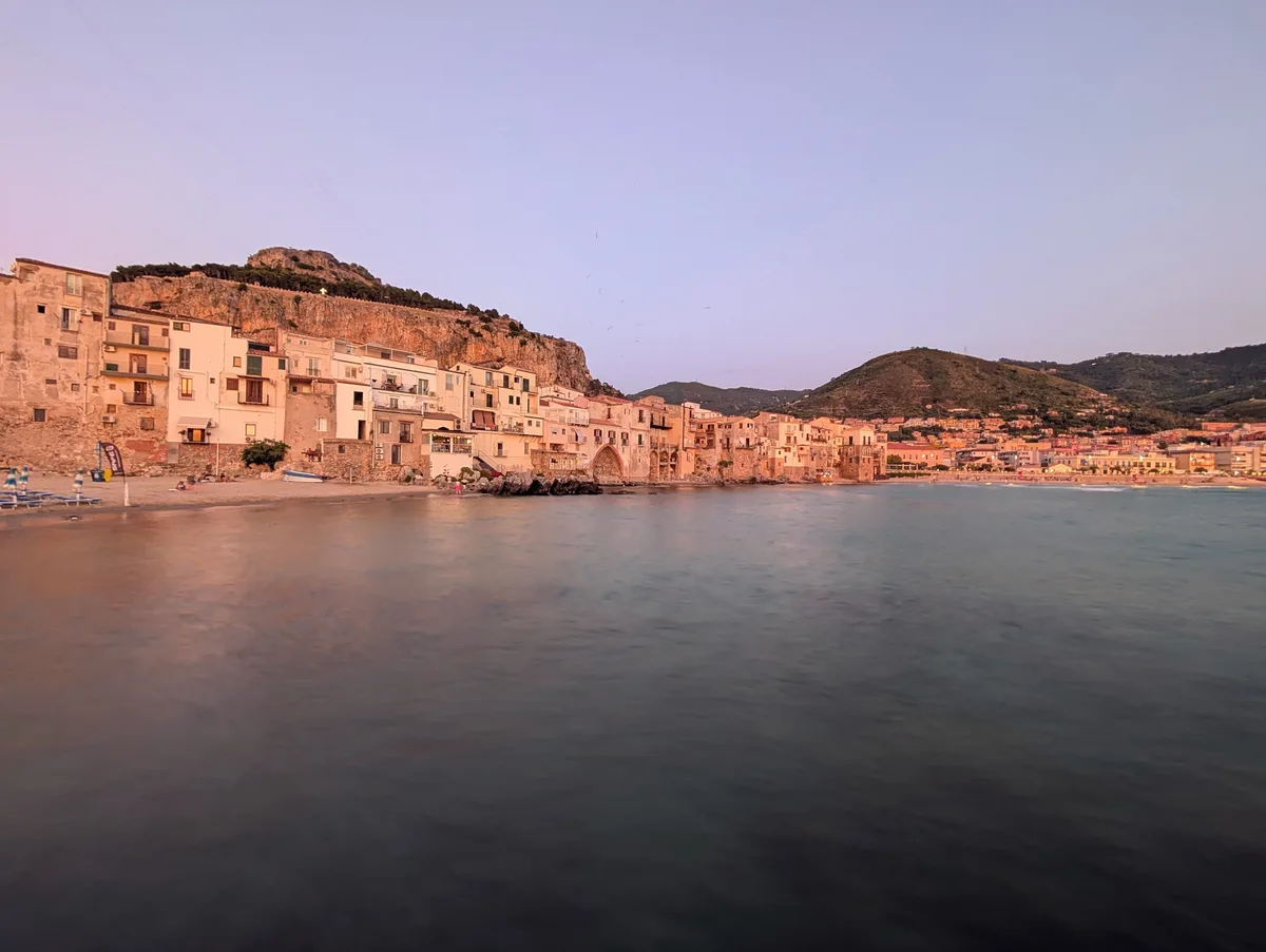 Larga exposición capturando el atardecer desde las rocas de Cefalù Larga exposición capturando el atardecer desde las rocas de Cefalù