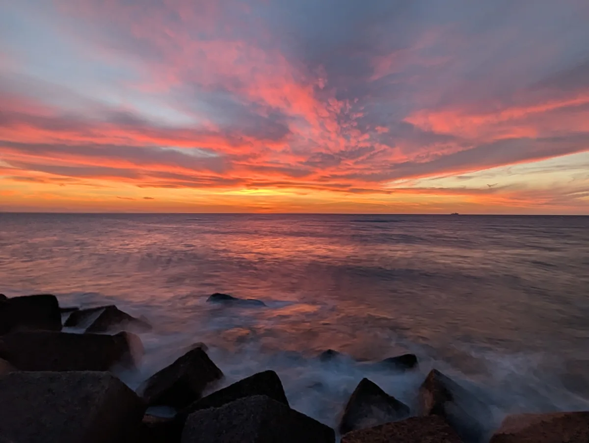 Hermosa puesta de sol en larga exposición sobre el mar de Sicilia desde Cefalù Hermosa puesta de sol en larga exposición sobre el mar de Sicilia desde Cefalù