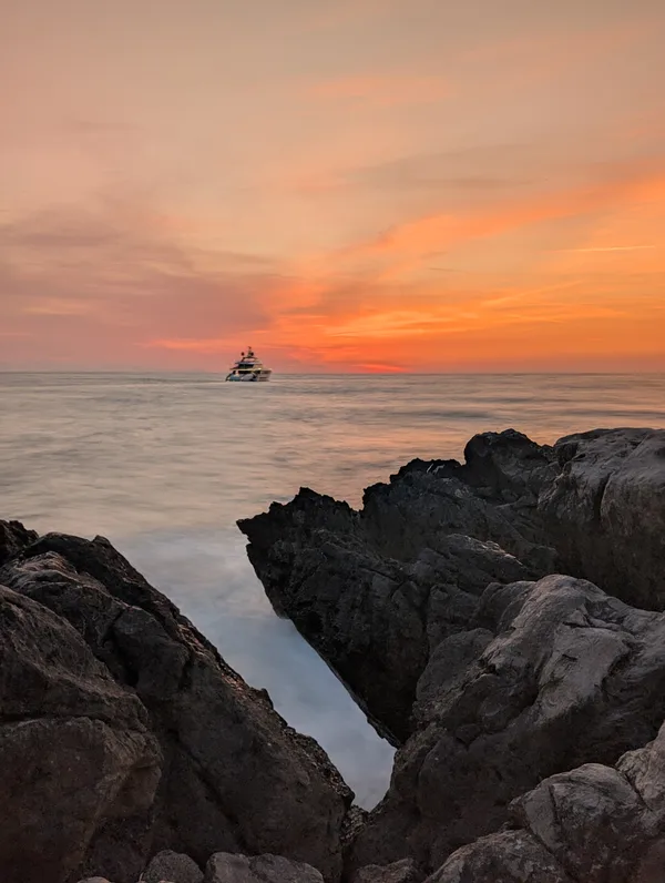 Foto de larga exposición de una puesta de sol ardiente en Cefalù Foto de larga exposición de una puesta de sol ardiente en Cefalù