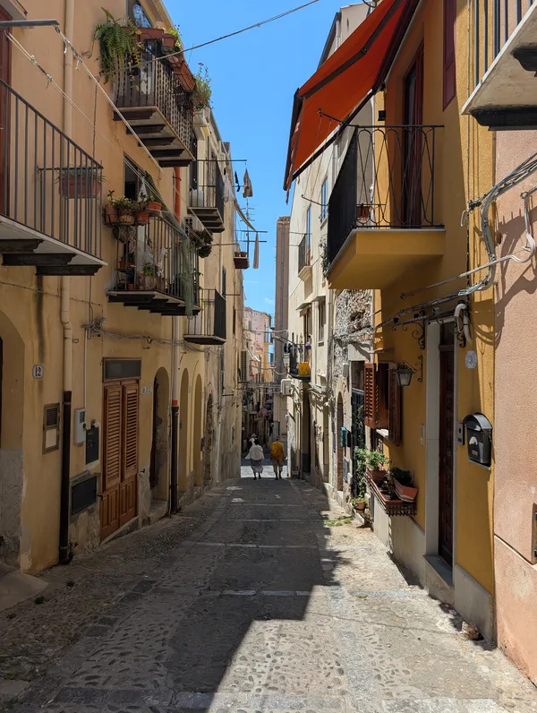 Callejuela estrecha de Cefalù con ropa tendida entre edificios Callejuela estrecha de Cefalù con ropa tendida entre edificios