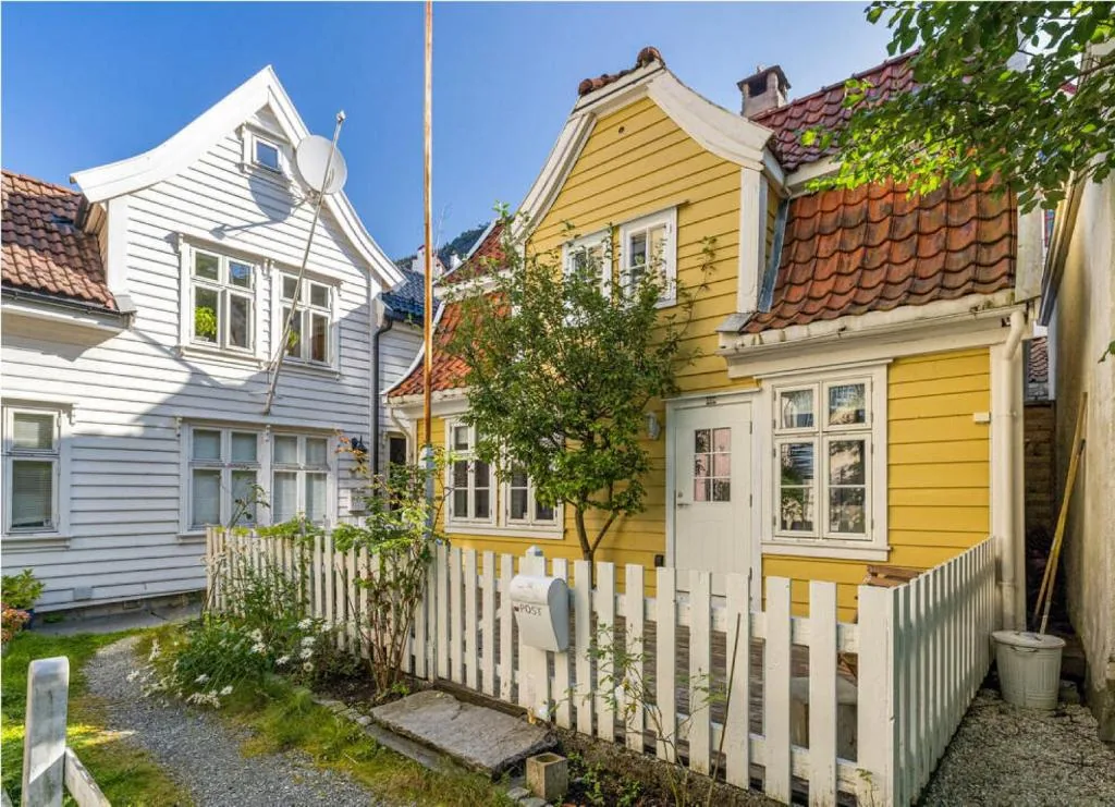 Charming Bergen House, maison historique jaune de 1779 à Sandviken