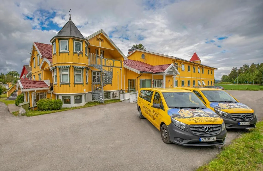 Gardermoen Hotel Bed & Breakfast — façade jaune