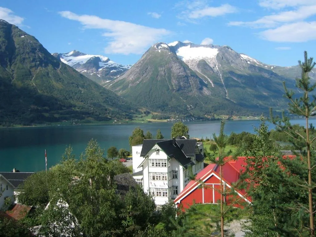 Hjelle Hotel, villa du début du 20e siècle posée au bord du fjord Oppstrynsvatnet entouré de montagnes