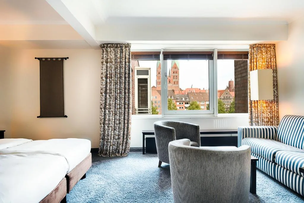 Radisson Blu Senator Hotel Lübeck, vue sur la Trave et la vieille ville médiévale de Lübeck
