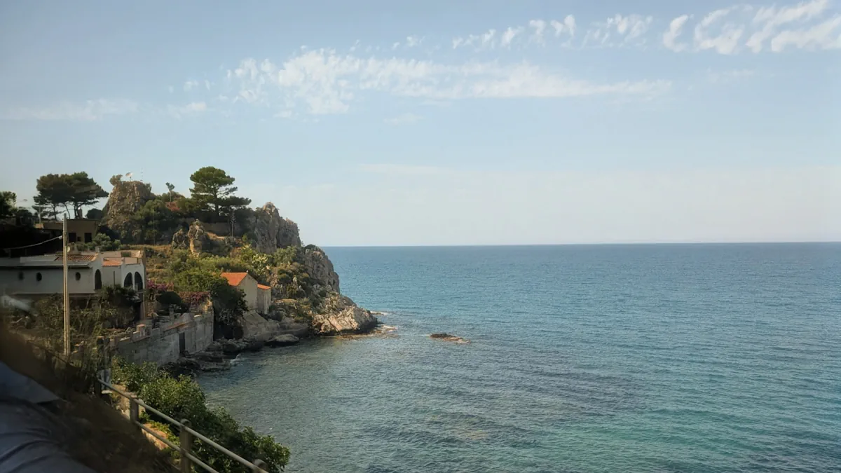 Vue trajet train palerme cefalu paysages sicile Vue trajet train palerme cefalu paysages sicile