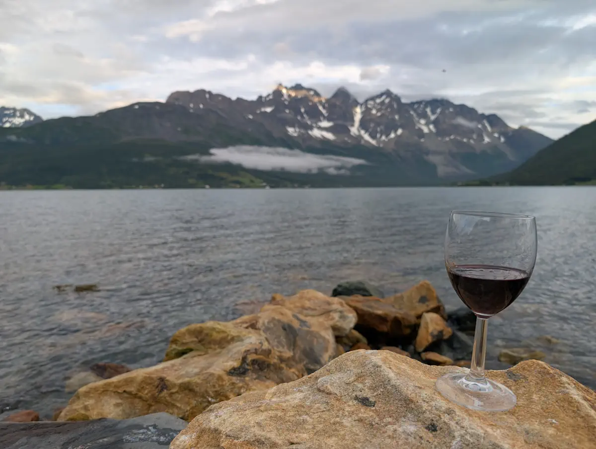 Apéritif face aux Alpes Lyngen et ses glaciers