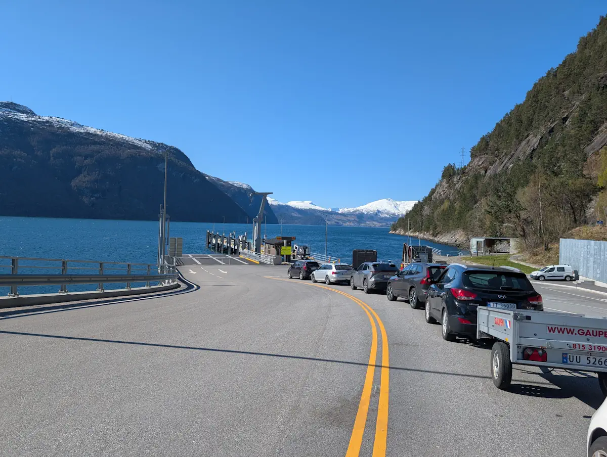 Cola de espera ferry Sognefjord Noruega