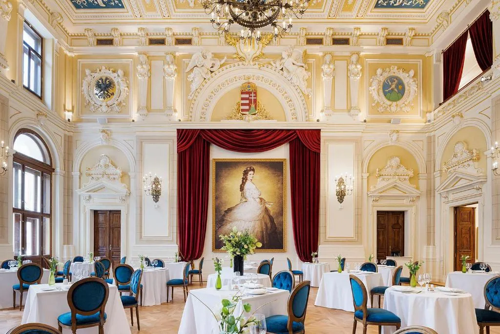 Áurea Ana Palace by Eurostars — palais austro-hongrois 5 étoiles élégant à côté du Parlement de Budapest