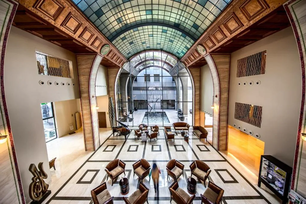 Continental Hotel Budapest — hôtel 4 étoiles Art nouveau bâti sur les anciens bains hongrois avec 2 piscines