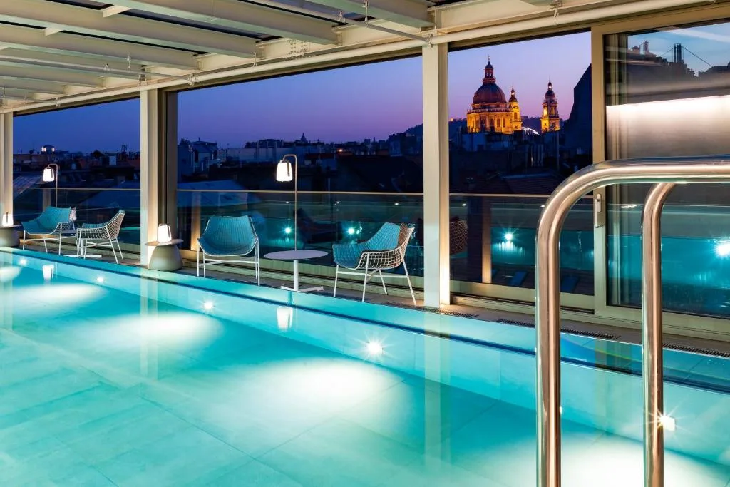 Cortile Hotel Adults Only — hôtel boutique 4 étoiles avec piscine rooftop vue Budapest, réservé aux adultes