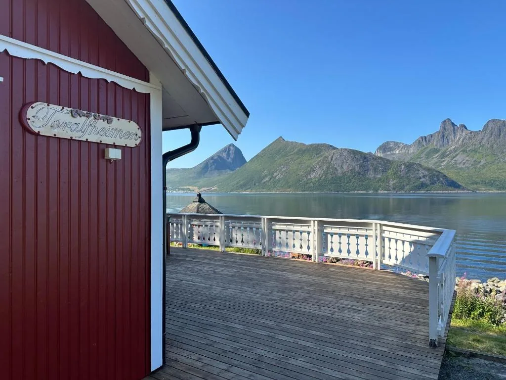 Cozy house by the sea — maison rouge face à Husøy Senja
