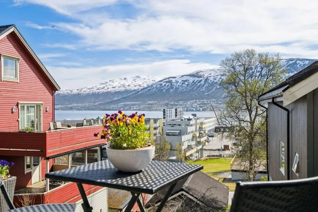 Cozy little house in Tromsø city — petite maison ancienne 100 m² avec parking gratuit sous les aurores boréales
