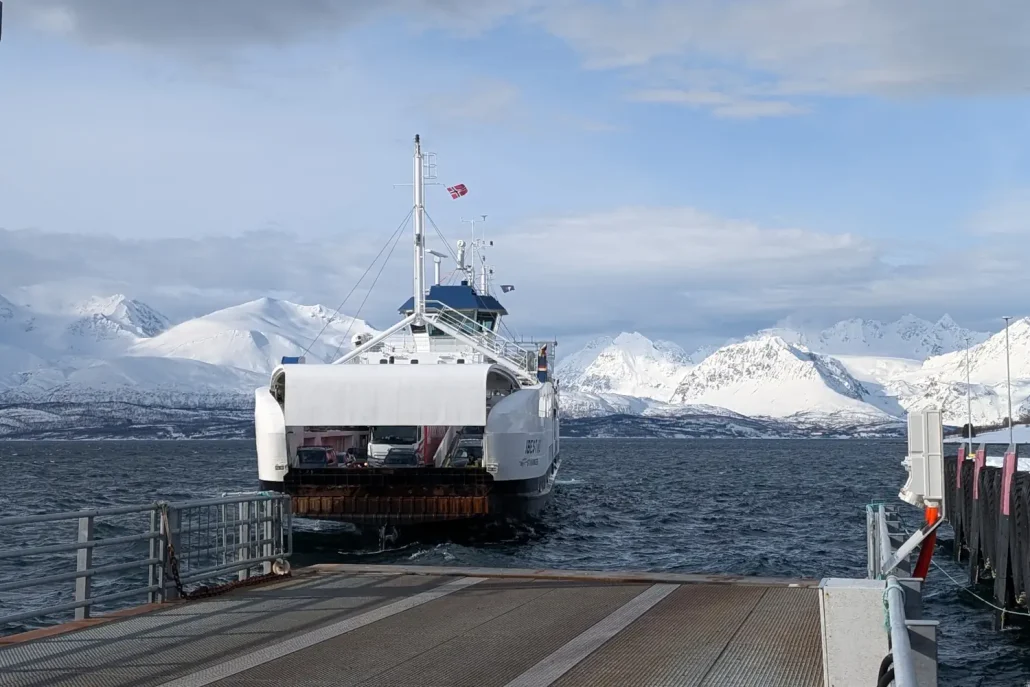 Ferry coche Olderdalen Lyngseidet Alpes de Lyngen Noruega