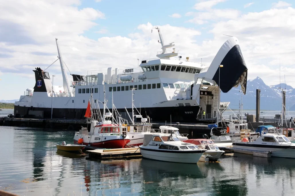 ferry skutvik svolvaer islas lofoten noruega