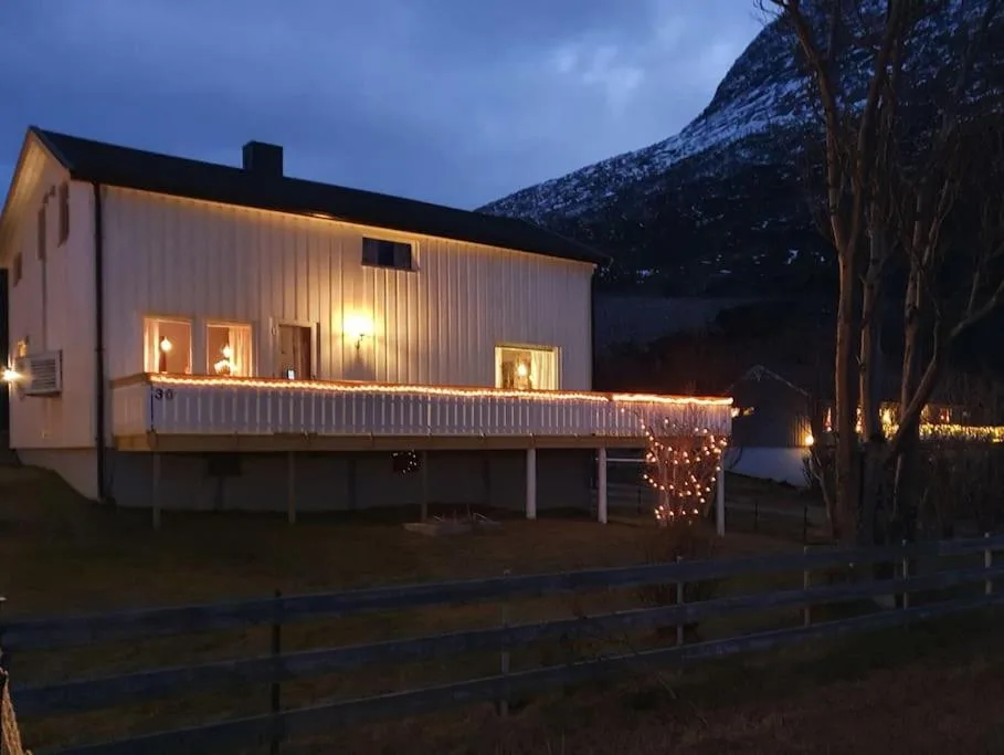 Grøtfjord — maison de vacances 200 m² avec plage privée face au fjord et au phare à 34 km de Tromsø