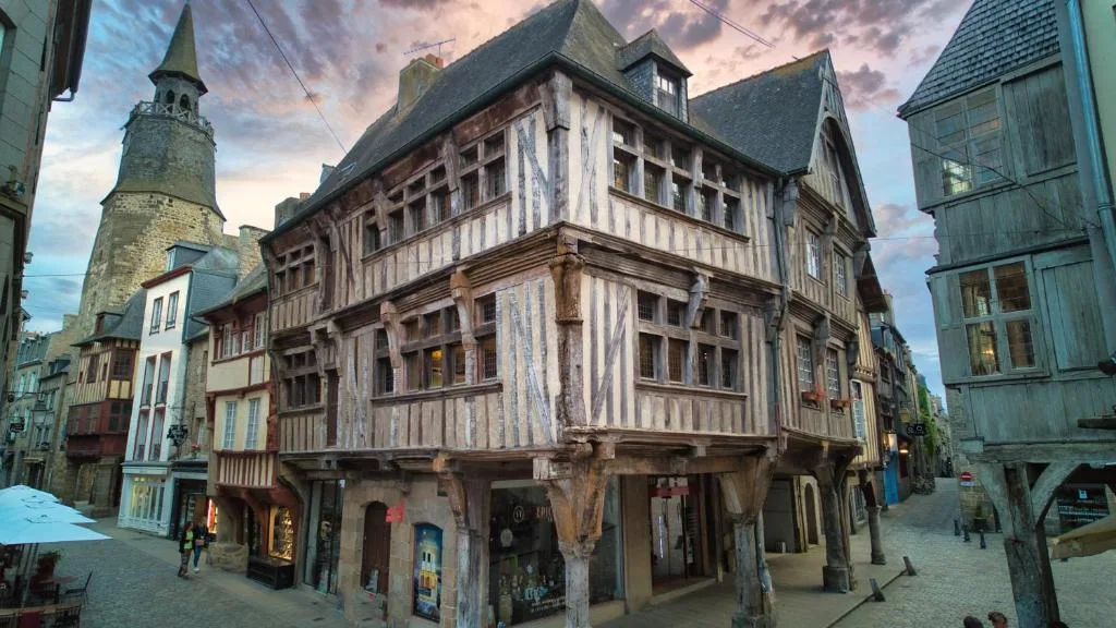 Guest House Saint Yves — maison à colombages 15e siècle classée monument historique au cœur de Dinan