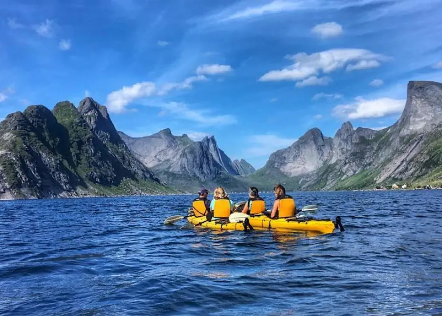 Kayak dans le Reinefjorden avec les pics emblématiques des Lofoten